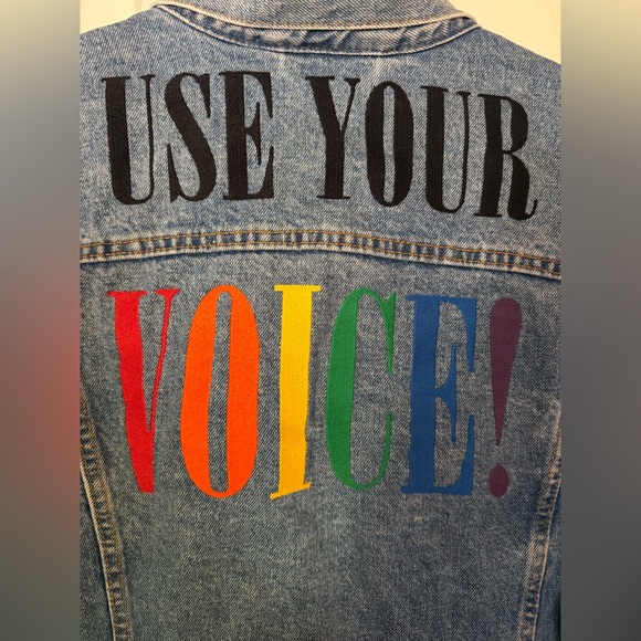 Levi's Blue Denim Jacket with Multicolor Print - Picture 6 of 7